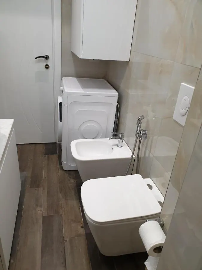Vacation Apartment Near The Lake Apartament Afer Liqenit 포그라데츠