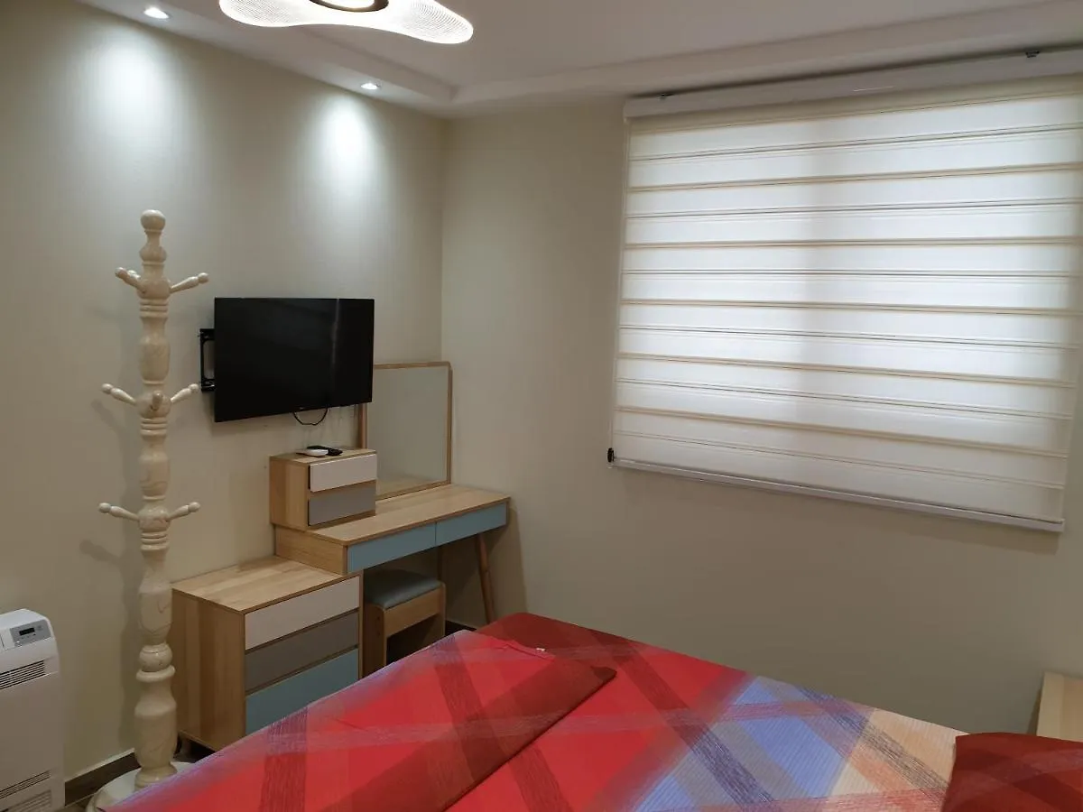 Vacation Apartment Near The Lake Apartament Afer Liqenit 포그라데츠