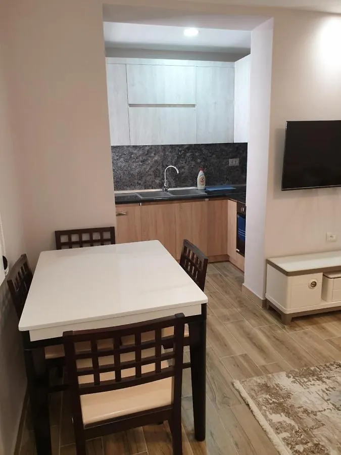 Vacation Apartment Near The Lake Apartament Afer Liqenit 포그라데츠 0*,