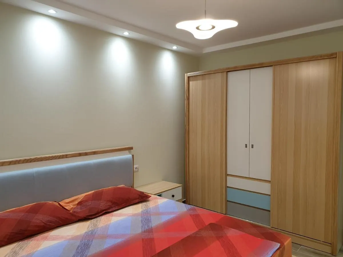Vacation Apartment Near The Lake Apartament Afer Liqenit 포그라데츠