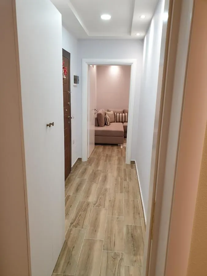 Vacation Apartment Near The Lake Apartament Afer Liqenit 포그라데츠
